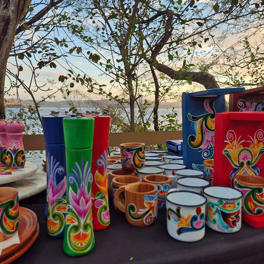 Exhibición de souvenirs y café costarricense en La Rueda