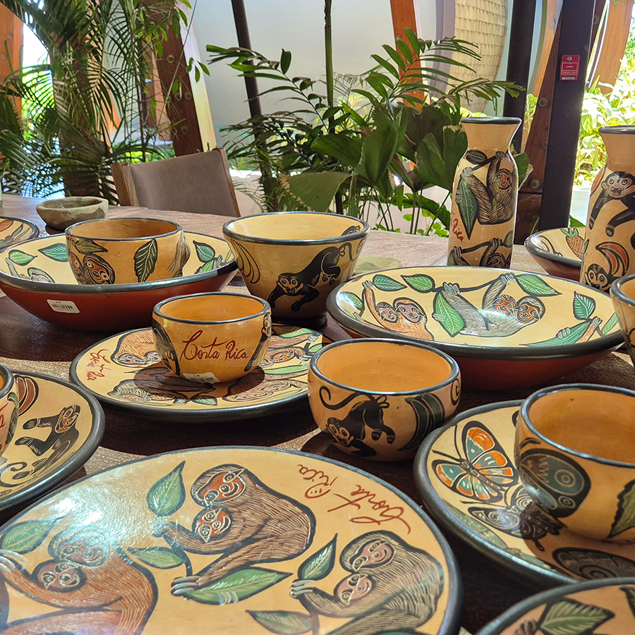 Piezas de cerámica artesanal típicas de Costa Rica pintadas con animales