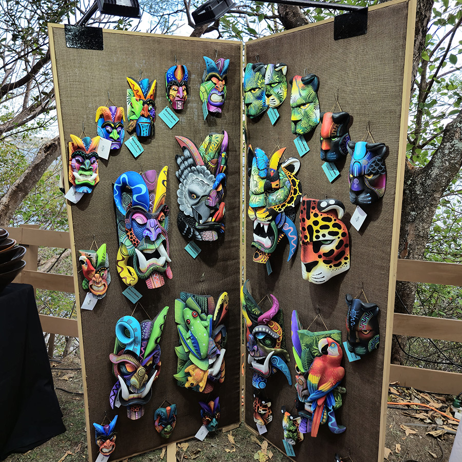 Exhibición de coloridas máscaras Borucas talladas a mano con figuras de animales