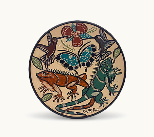 Plato de cerámica artesanal costarricense decorado a mano con iguana y colibríes