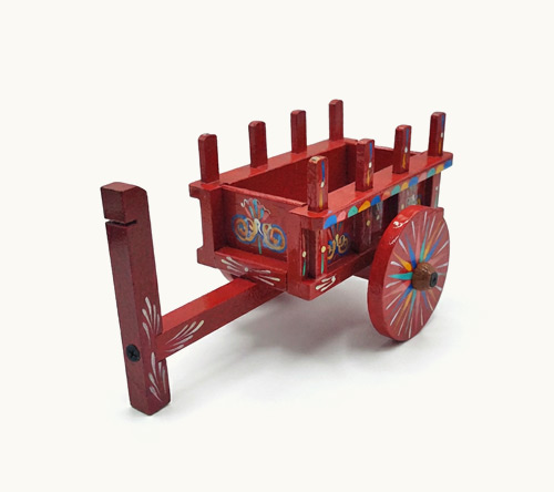 Pequeña réplica de una carreta típica costarricense pintada a mano en color rojo