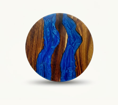 Tabla redonda de madera fina con decoración de ríos en resina epóxica azul