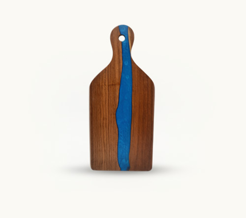 Tabla de picar de madera natural con detalle de río de resina azul brillante