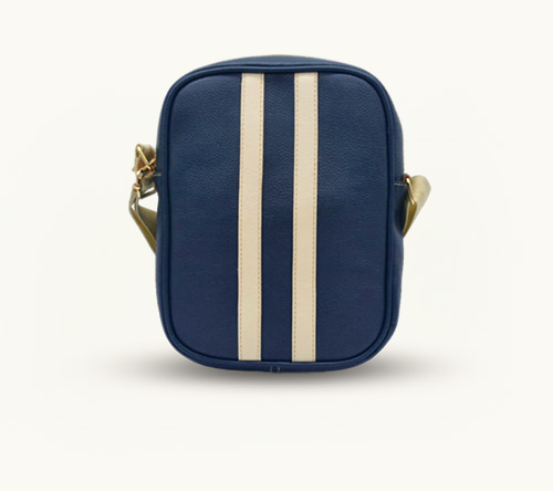 Bolso manos libres de cuero azul oscuro con dos franjas verticales color crema
