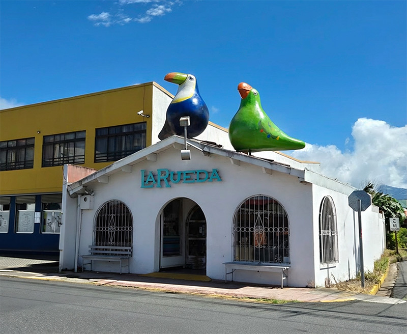 Interior de la tienda Artesanías La Rueda en Moravia