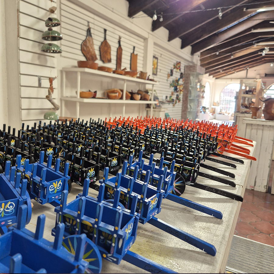 Decenas de carretas típicas costarricenses en miniatura ordenadas por colores