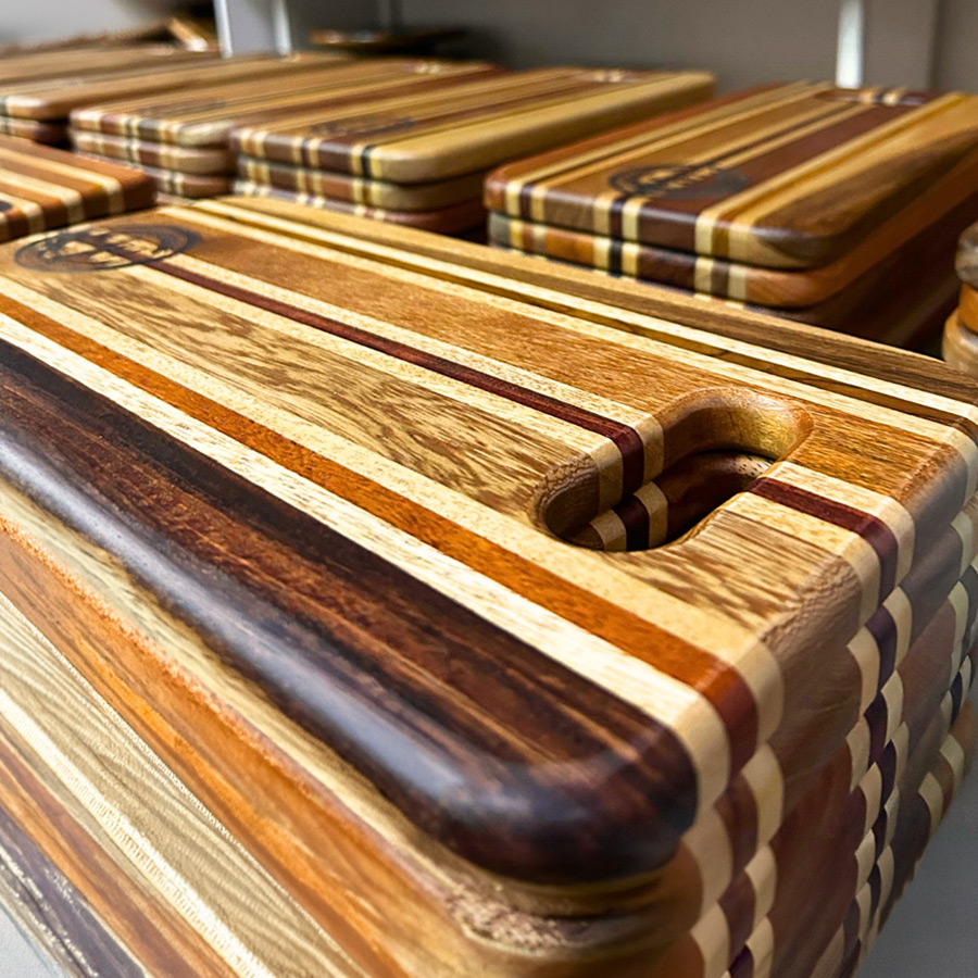 Tablas de picar artesanales elaboradas con listones de maderas exóticas